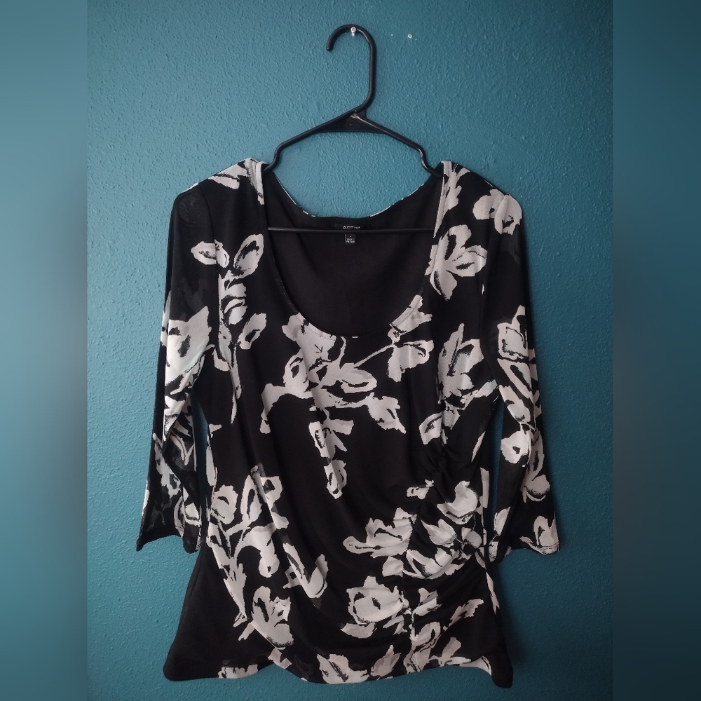 Apt. 9 Elegant Black and White Floral  Women's Fairy Top with Sheer Sleeves